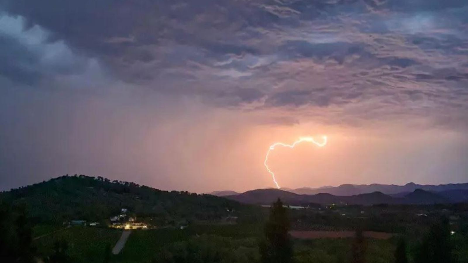 Imatge d'arxiu d'un llamp impactant a Sagunt