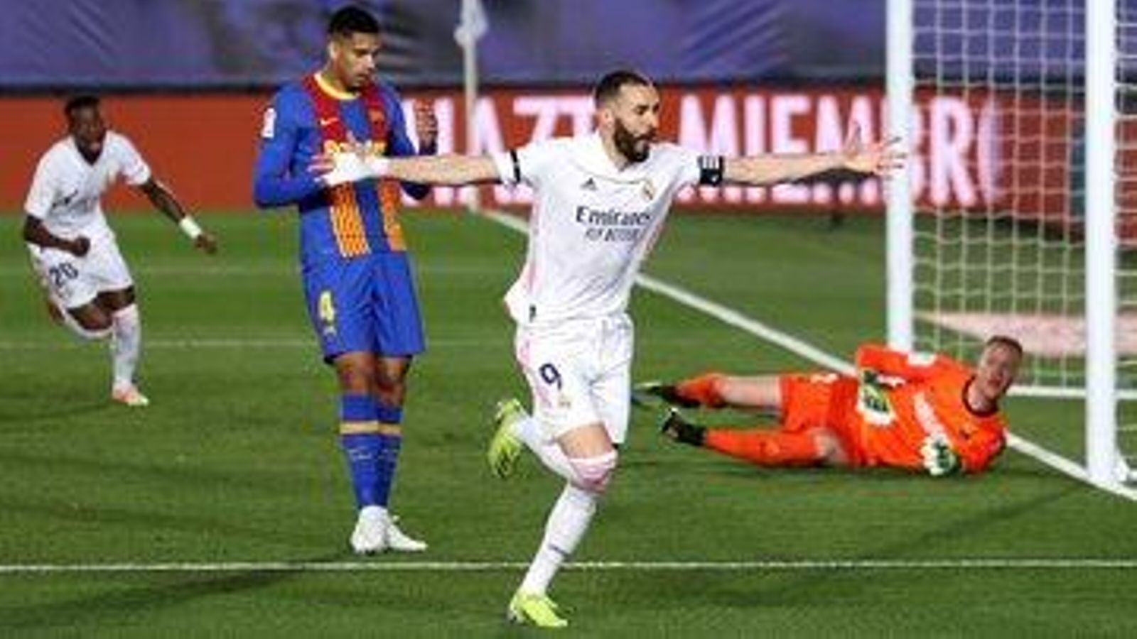 Benzema ha fet el segon gol del Madrid Benzema ha fet el segon gol del Madrid.