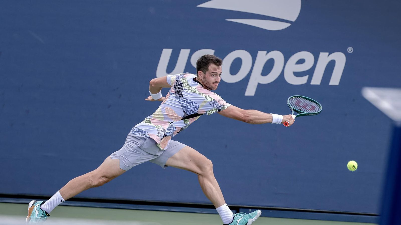 Pedro Martínez Portero tracta d'arribar a una pilota en el partit de primera ronda del US Open