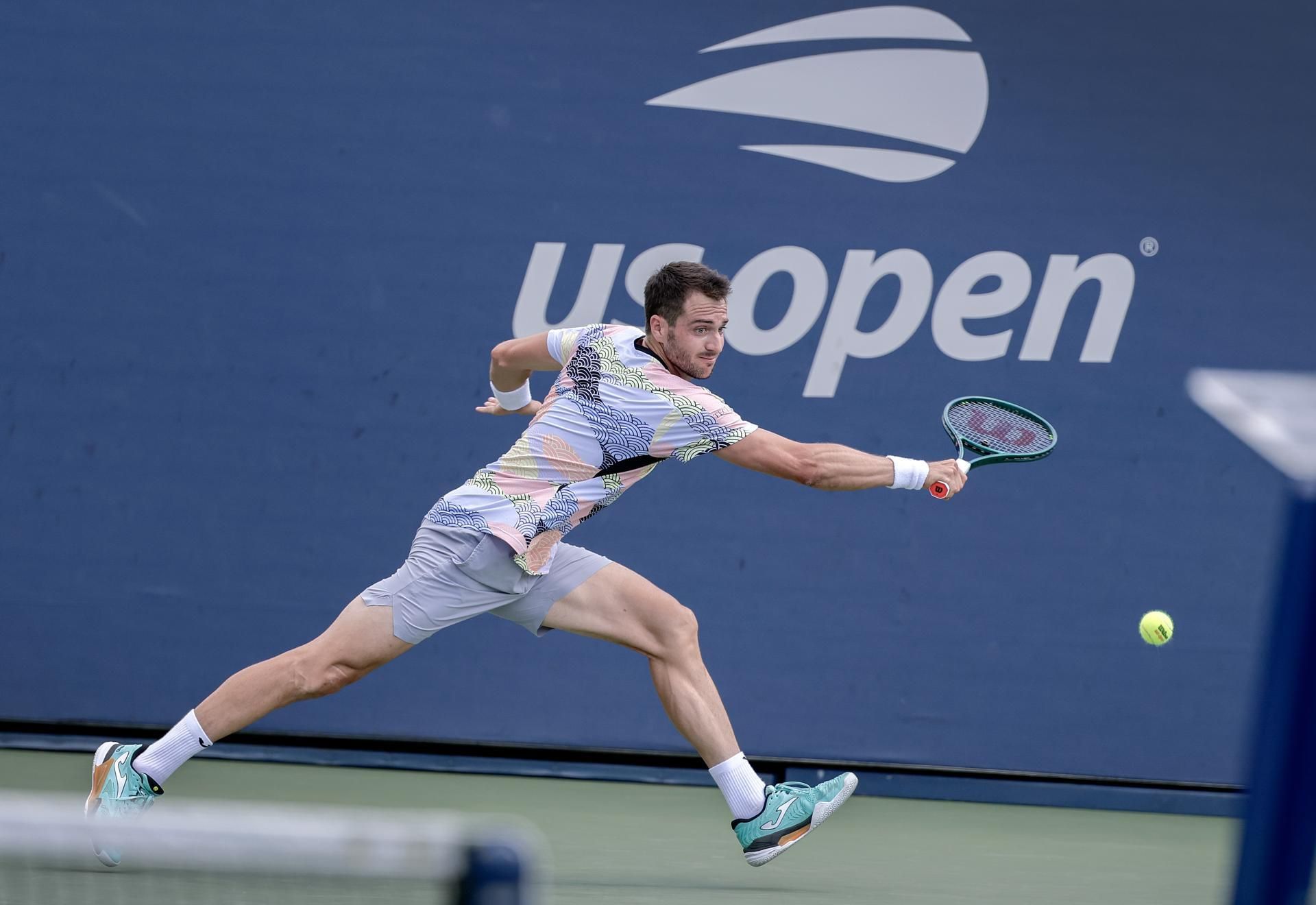 Pedro Martínez Portero tracta d'arribar a una pilota en el partit de primera ronda del US Open Pedro Martínez Portero tracta d'arribar a una pilota en el partit de primera ronda del US Open