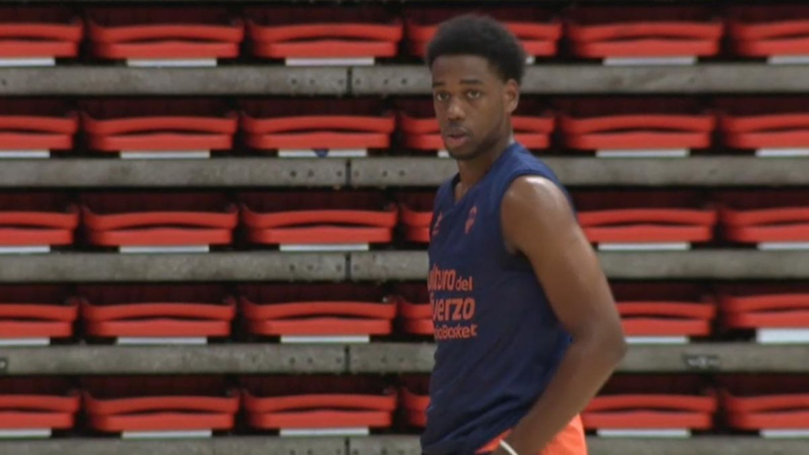 Un campió de l\'NBA es vesteix de taronja