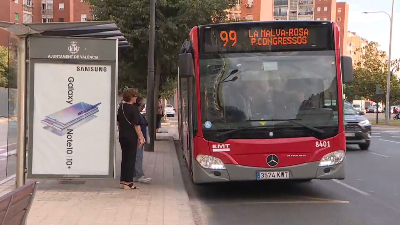 Un autobús urbà de l'Empresa Municipal de Transports (EMT) de València