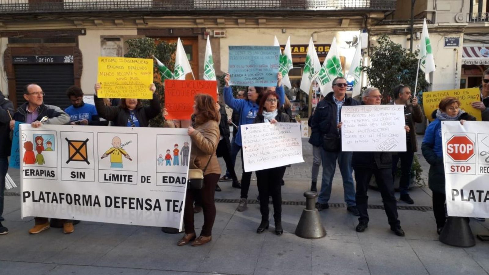 Manifestació de famílies de xiquets i xiquetes amb TEA, aquest divendres