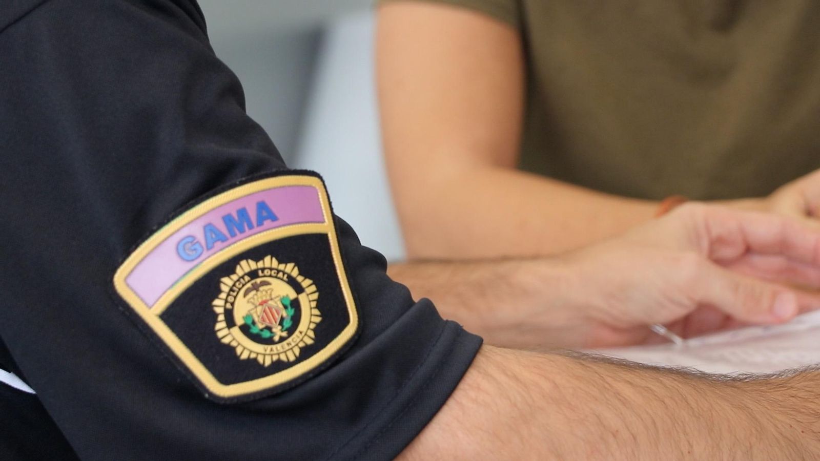 Un agent del grup Gama de la Policia Local de València, especialitzat en l'atenció a les víctimes de la violència masclista