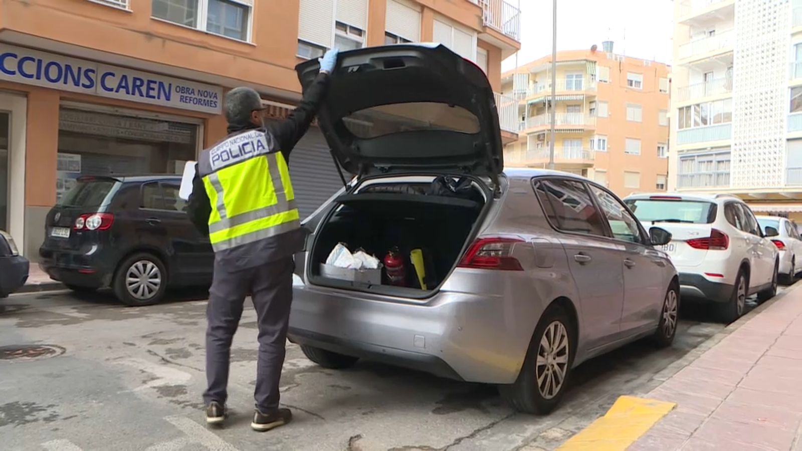 Un agent de la policia científica durant l'escorcoll a l'apartament del Perelló