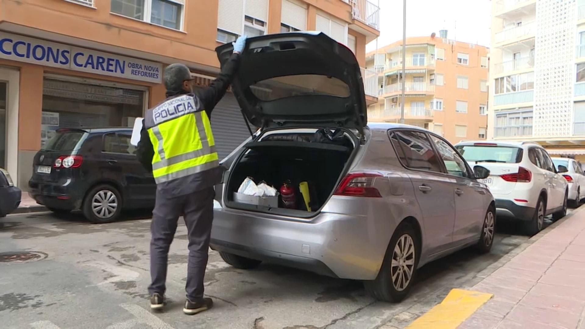 Un agent de la policia científica durant l'escorcoll a l'apartament del Perelló Un agent de la policia científica durant l'escorcoll a l'apartament del Perelló