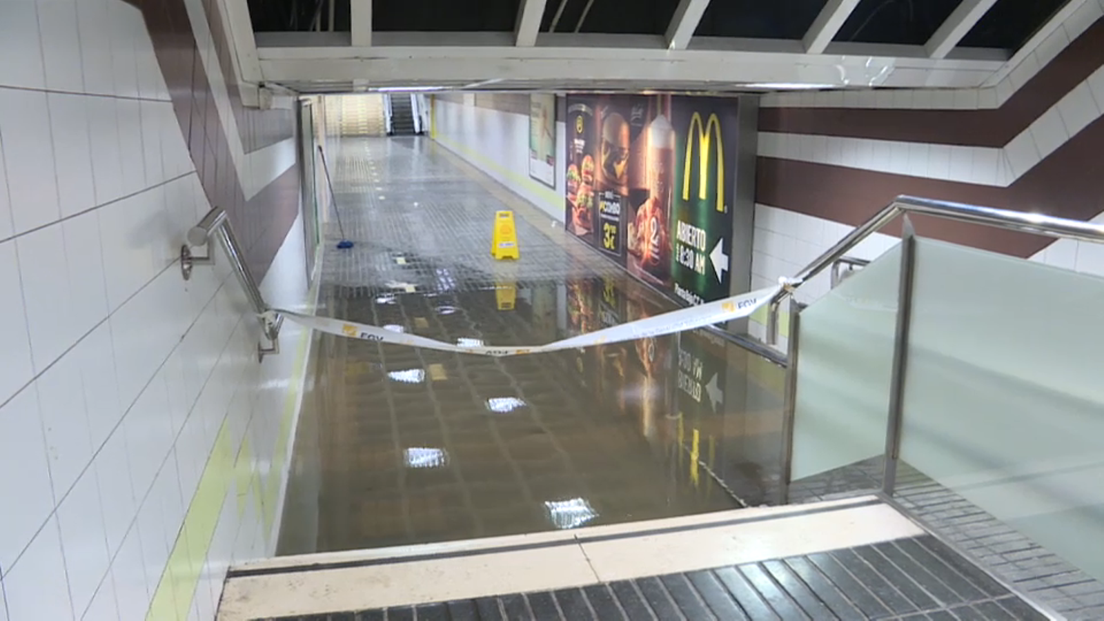 Reobrin l'eixida de l'estació de metro de Túria a València Reobrin l\'eixida de l\'estació de metro de Túria a València