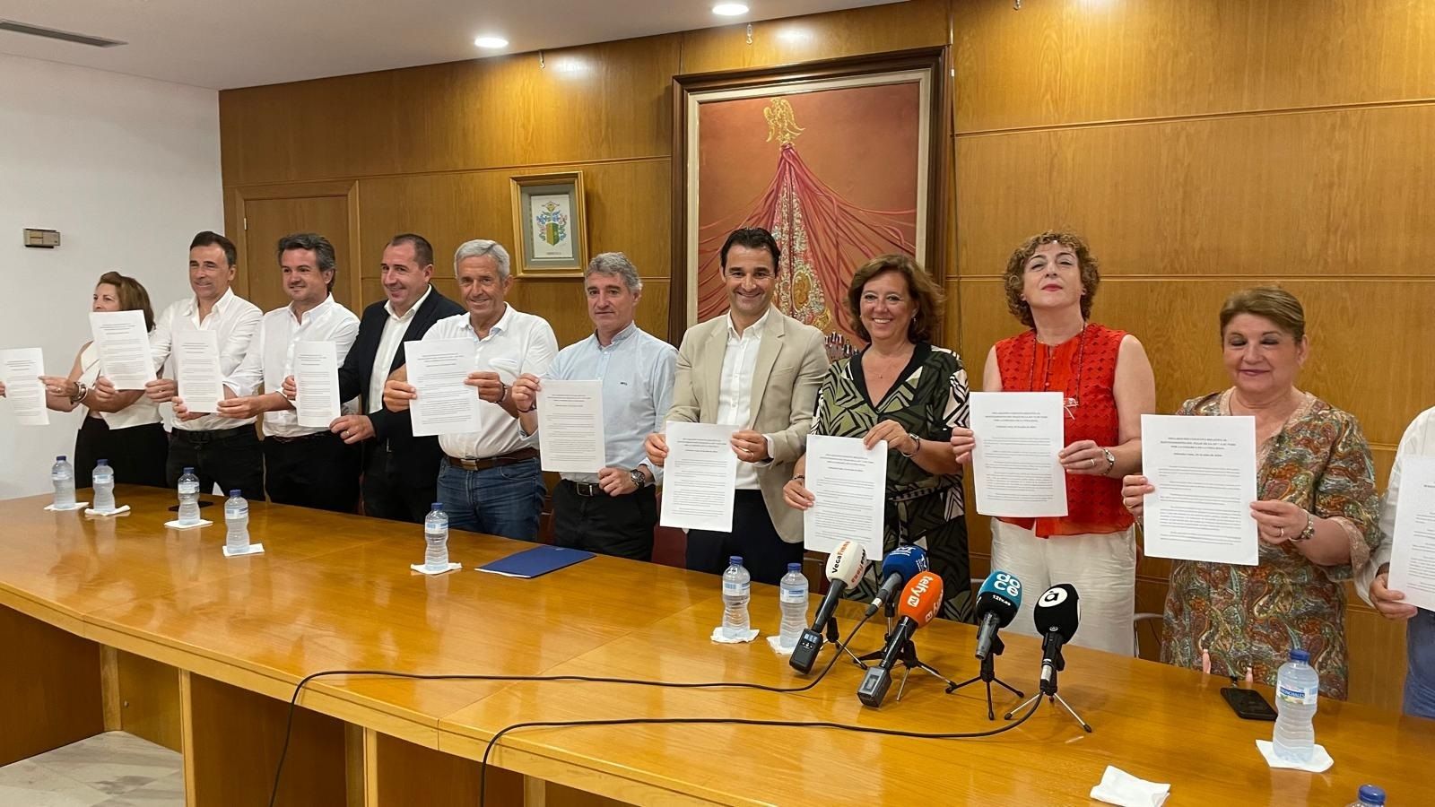 Alcaldes i alcaldesses del PP del Baix Segura després de signar el document