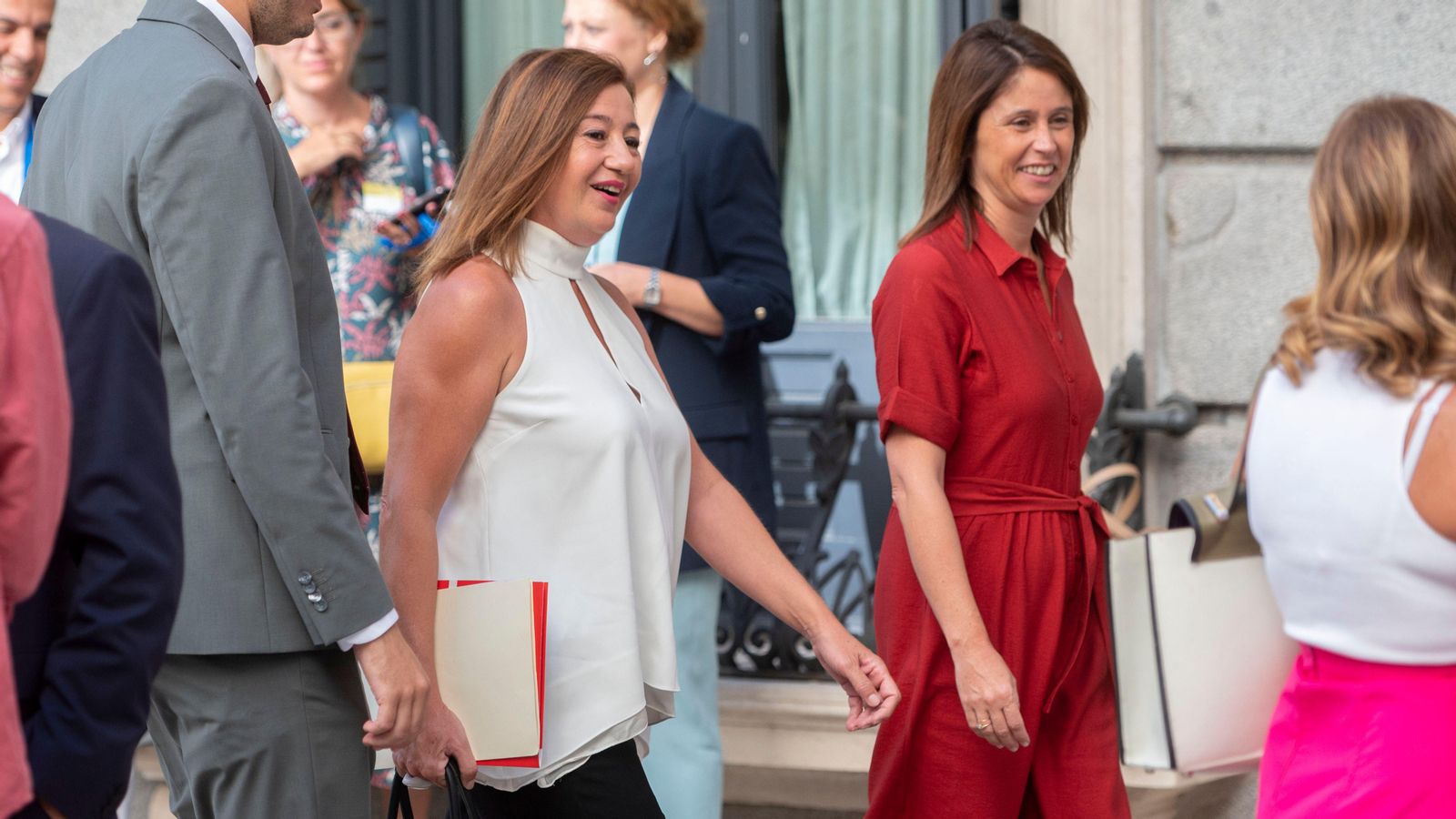 Francina Armengol, a l'esquerra, entra al Congrés aquest dijous, quan es va celebrar la sessió constitutiva
