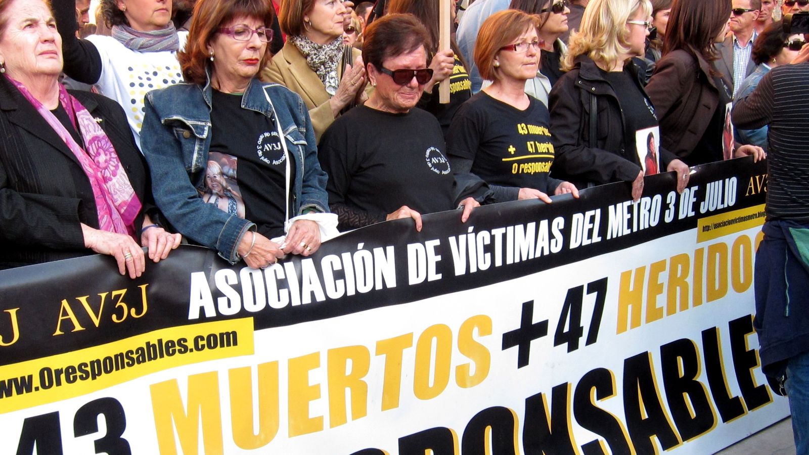 Manifestació dels familiars de les víctimes de l'accident de metro de València a la plaça de la Mare de Déu