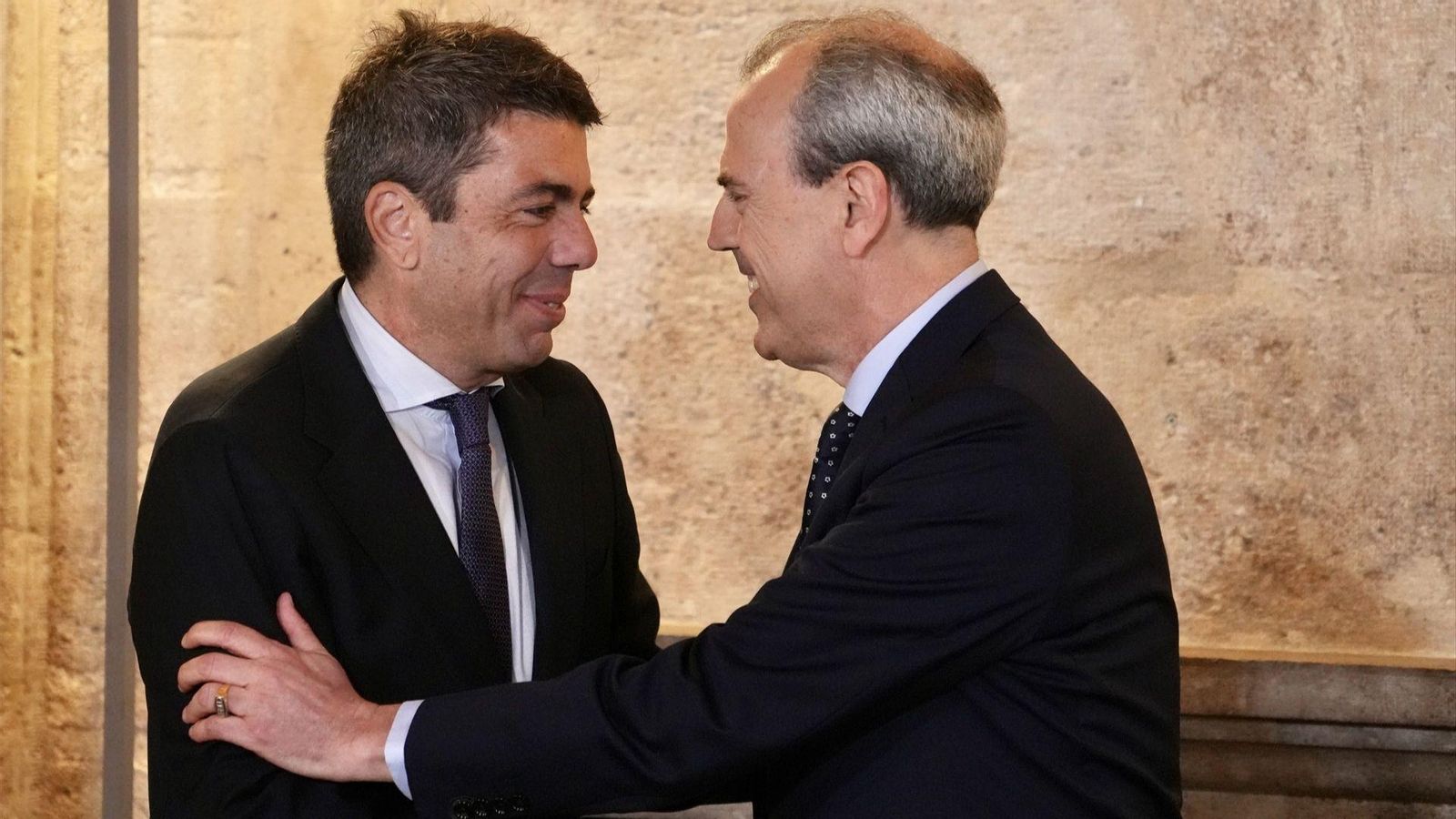 Móner (dreta) encaixa les mans amb Mazón durant la presa de possessió