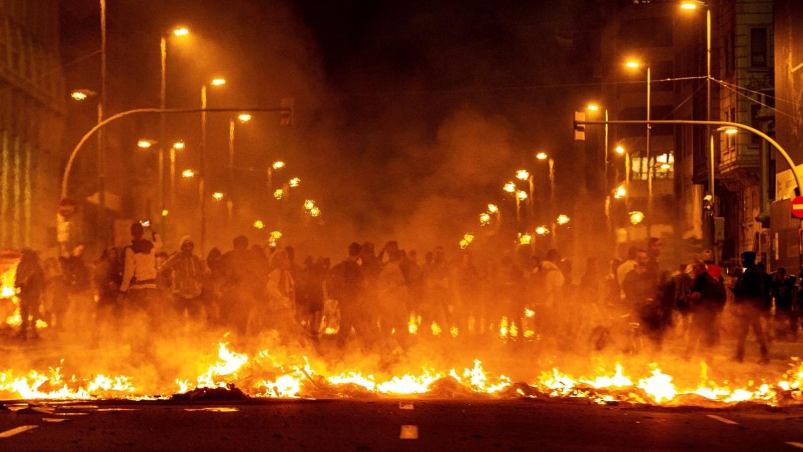 Foguera a un carrer de Barcelona