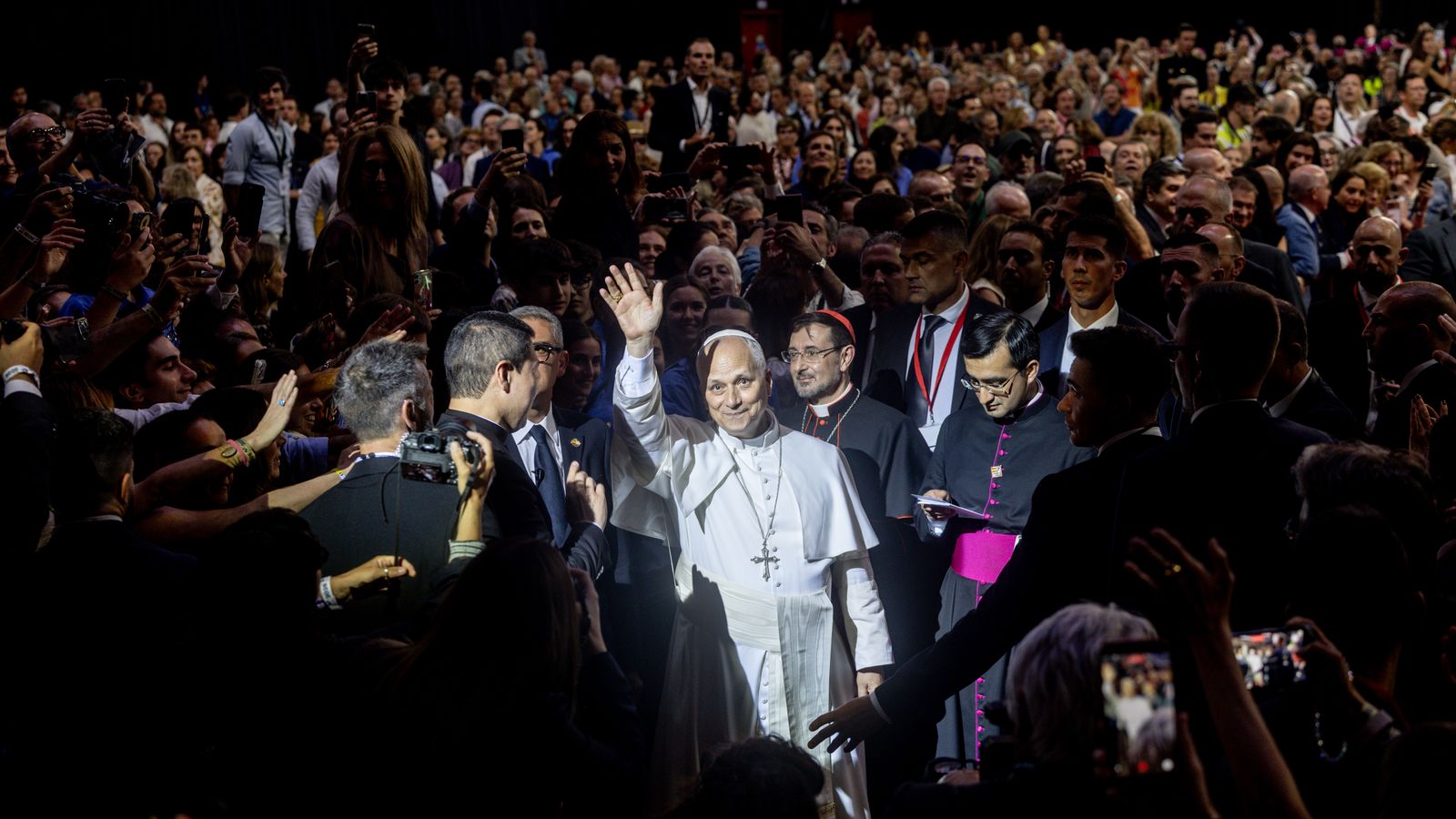 El papa Lleó XIV arriba a la trobada "Teixir xarxes amb el món de la cultura, l’educació, l’empresa i l’esport".