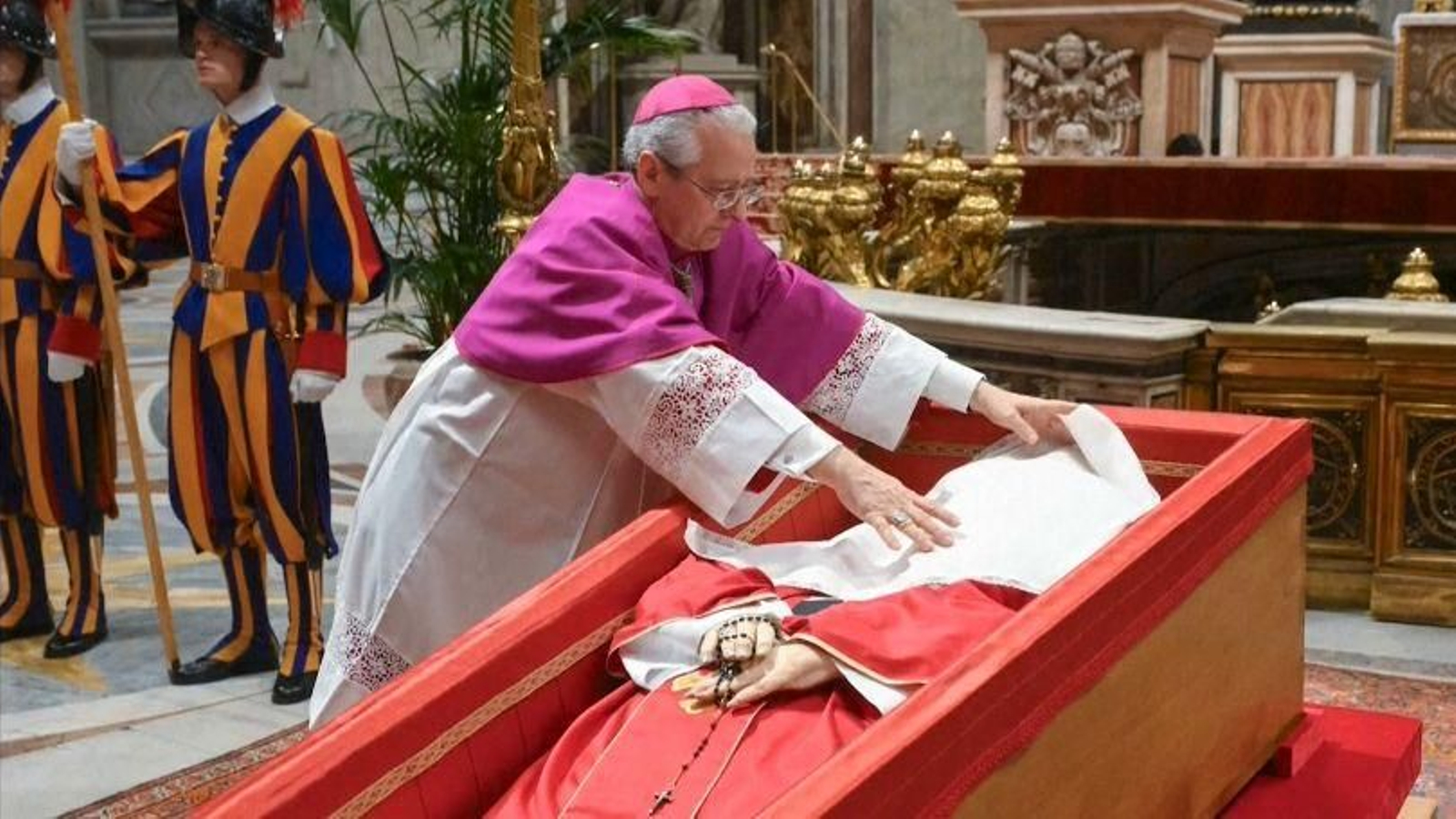 Durant la cerimònia han preparat el fèretre