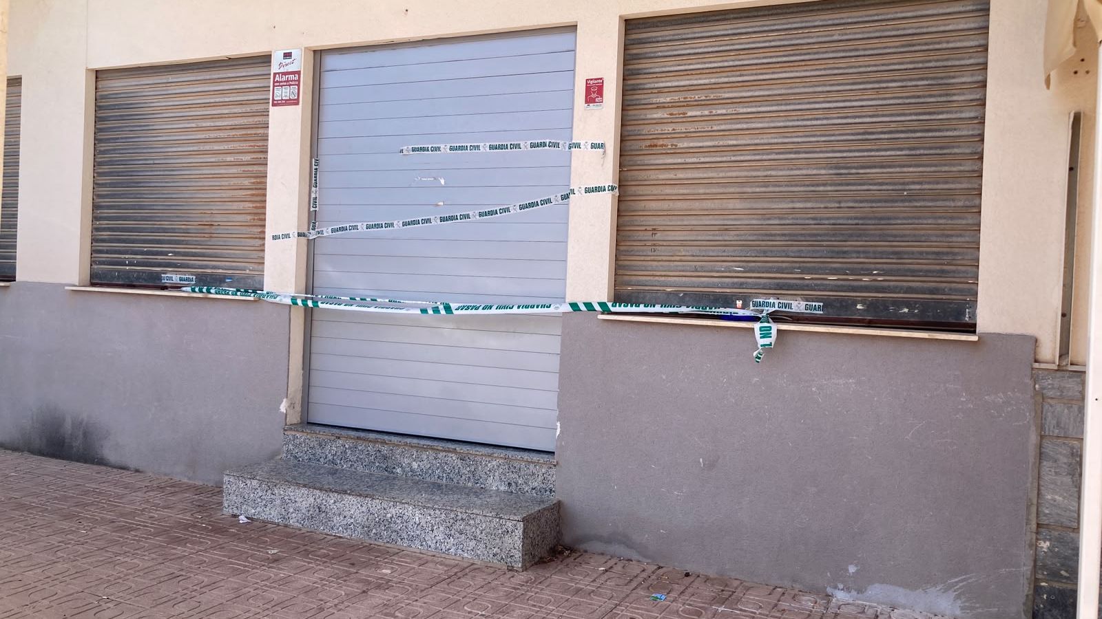 Exterior de l'establiment on es va trobar l'home segrestat i els detinguts