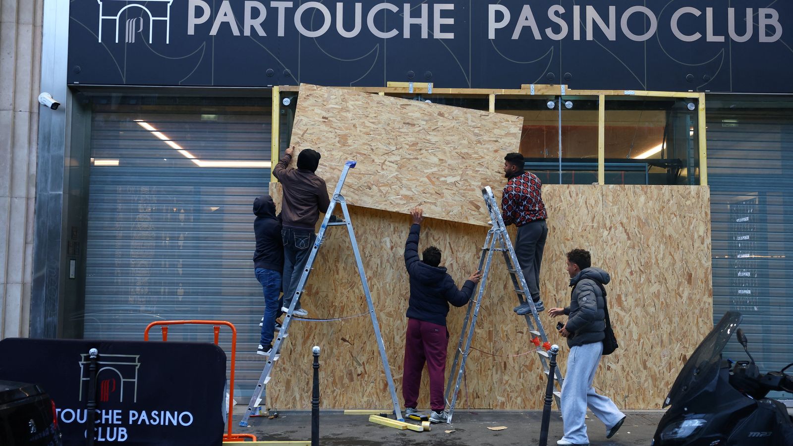 Treballadors instal·len taulons de fusta per a protegir els aparadors del saló de jocs Partouche Pasino Club de París davant de les protestes convocades a tot el país.