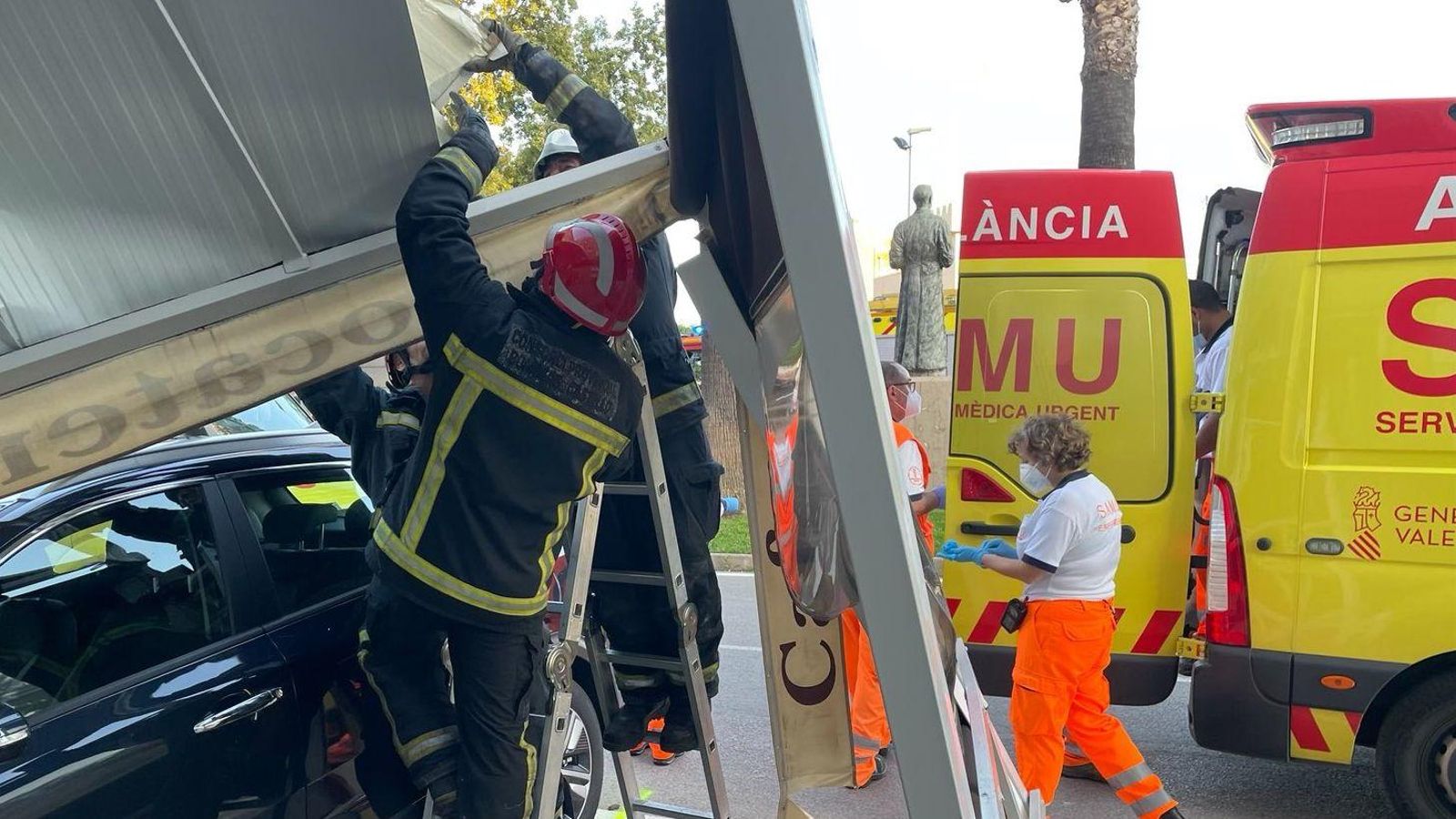 Bombers i serveis sanitaris en el lloc de l'accident, a Borriana