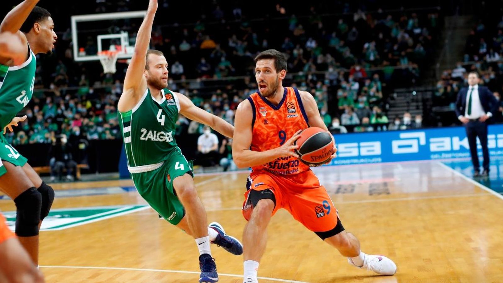 El taronja Sam Van Rossom, en un moment del partit contra Zalguiris Kaunas