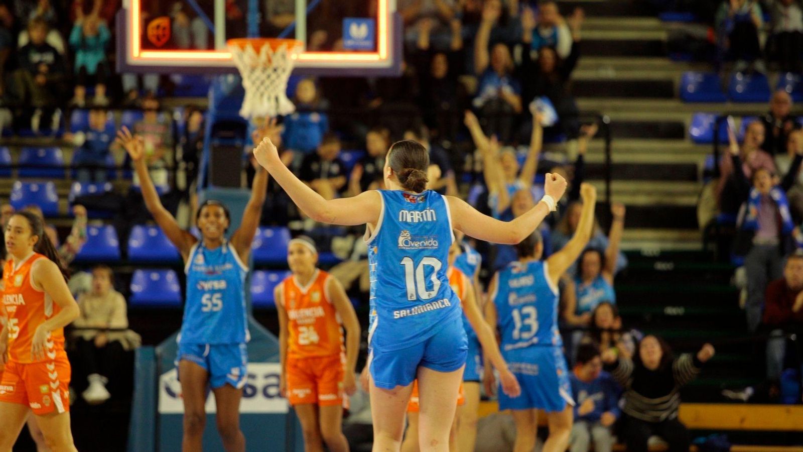 Les jugadores locals celebren el triomf