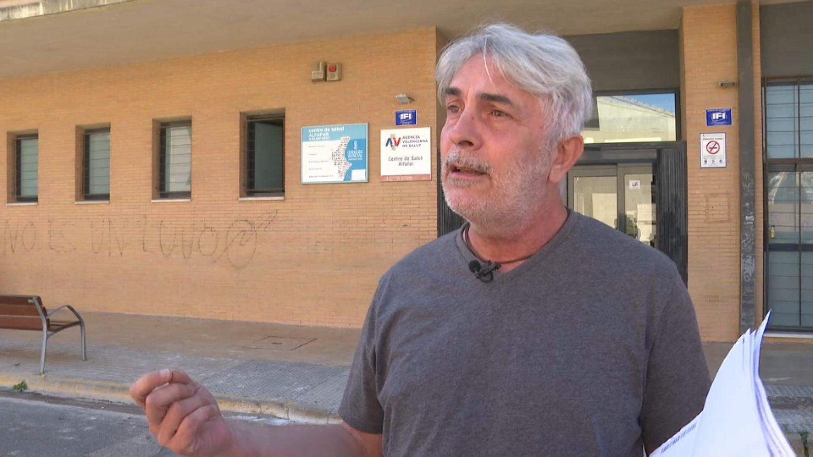 El denunciat, Francesc Xavier Tébar, atén a À Punt a les portes del centre de salut d'Alfafar