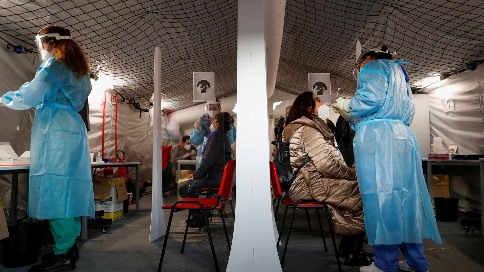 Unes infermeres agarren mostres biològiques per a fer un test de Covid-19 a Roma