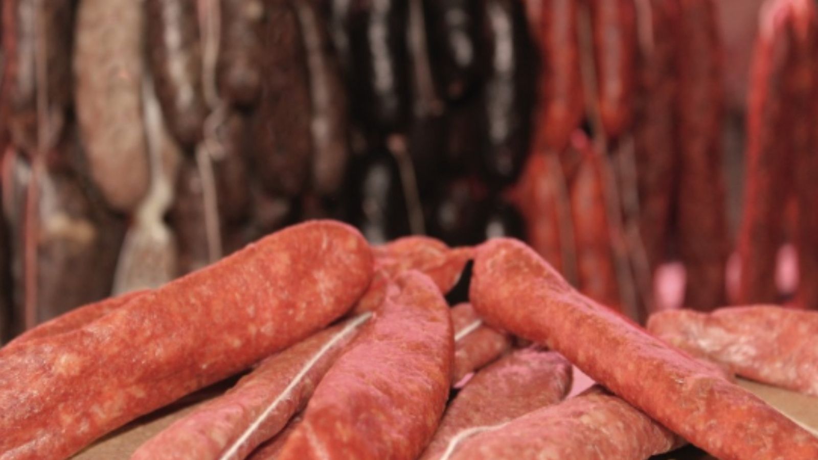 El coent és una llonganissa seca plana i amb diferents graus de picant aconseguit amb canyella.