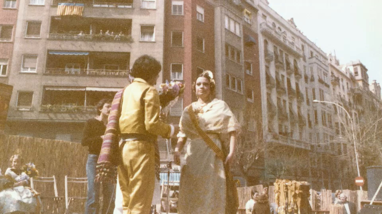 Julio Tormo, fundador de la falla King Kong, vestit amb un vistós trage de faller