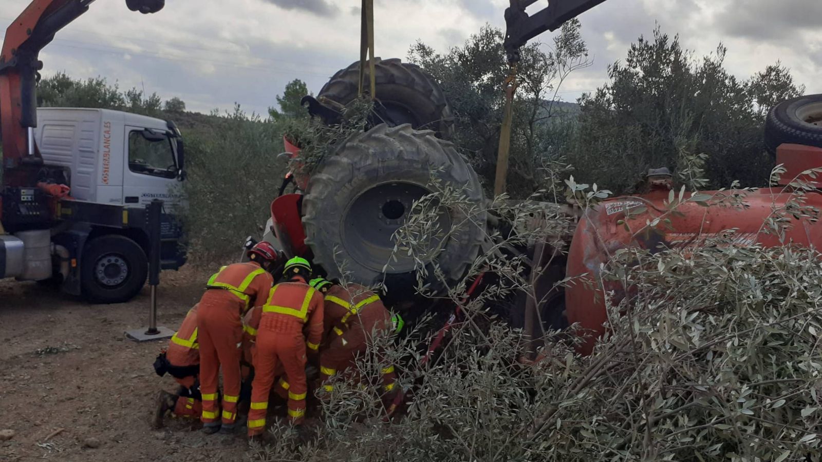 Intervenció dels bombers en el lloc on ha bolcat el tractor a Montroi