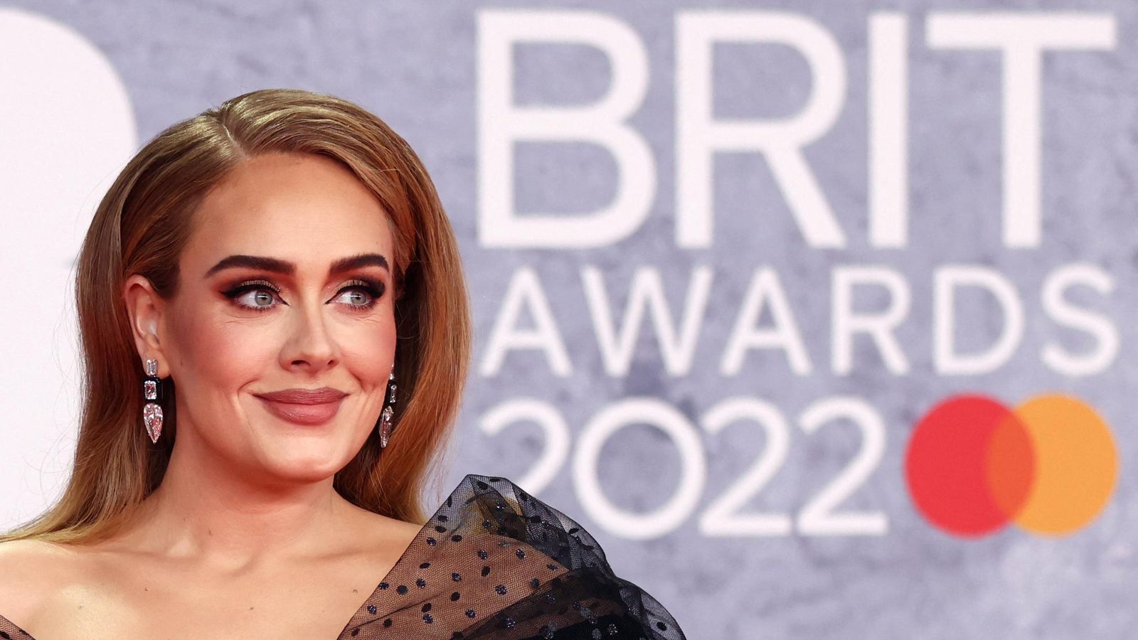 Adele posa en els Brit Awards a l'O2 Arena de Londres, Gran Bretanya