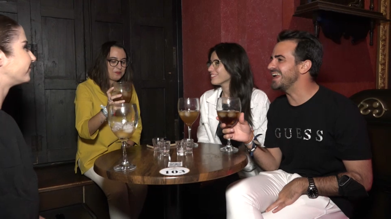 Un grup de joves prenen copes a un pub