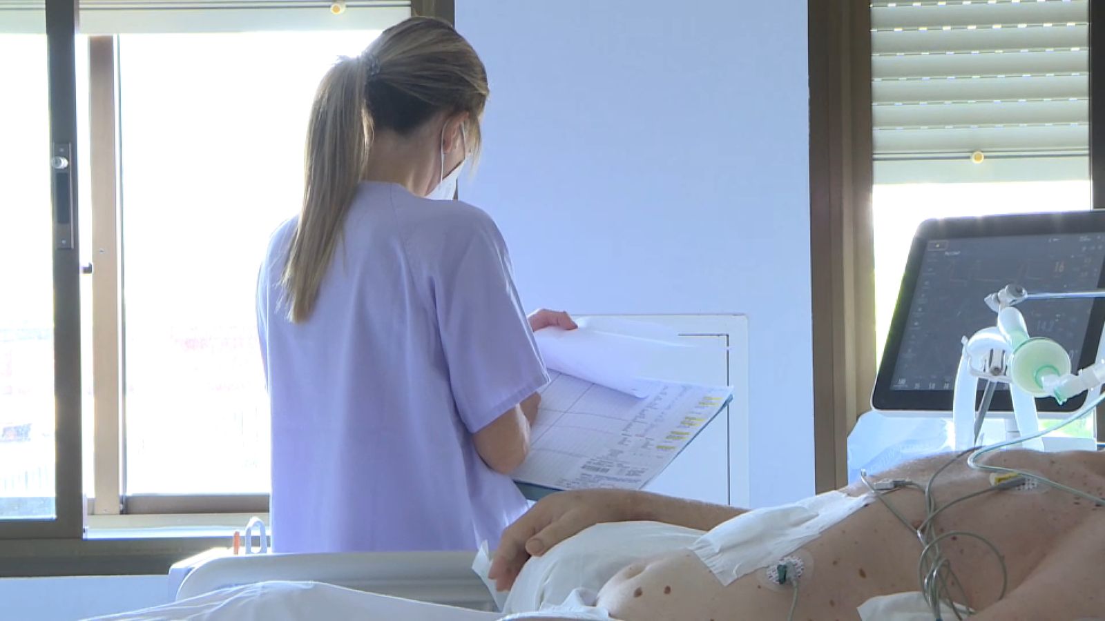 Una infermera atén un pacient en un hospital