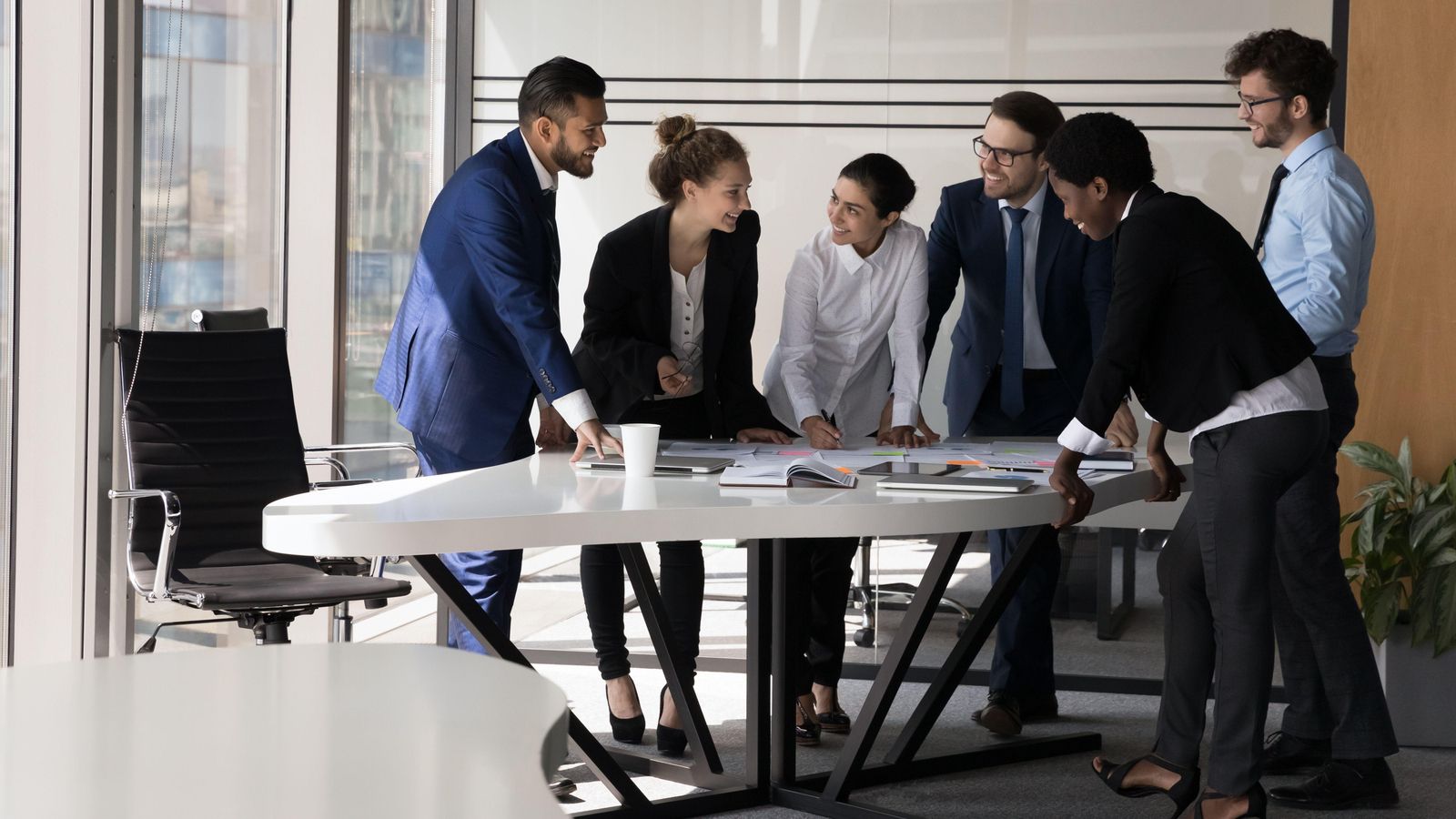 Diverses persones treballen en una oficina