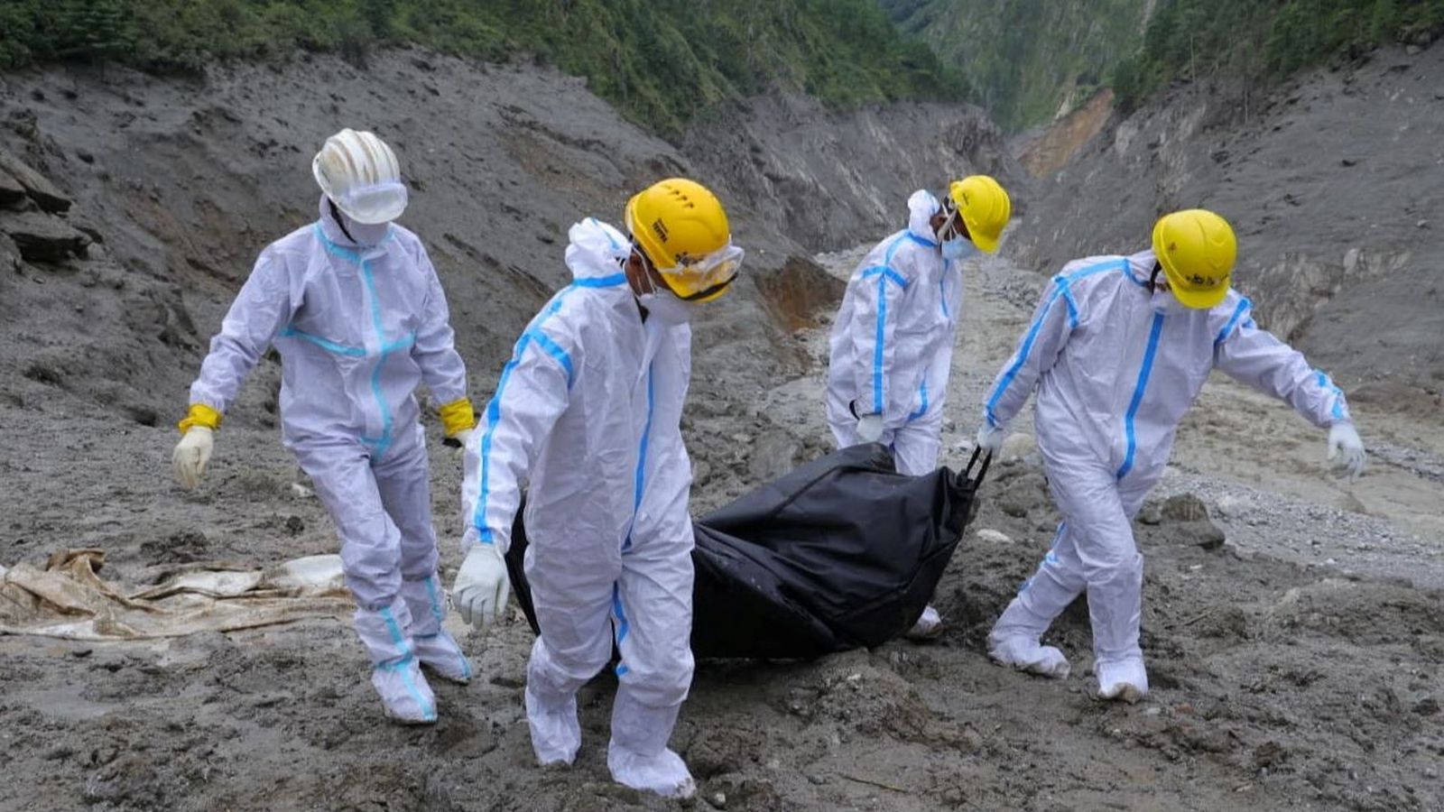 Una unitat de rescat de l'exèrcit trasllada restes mortals recuperades en un túnel
