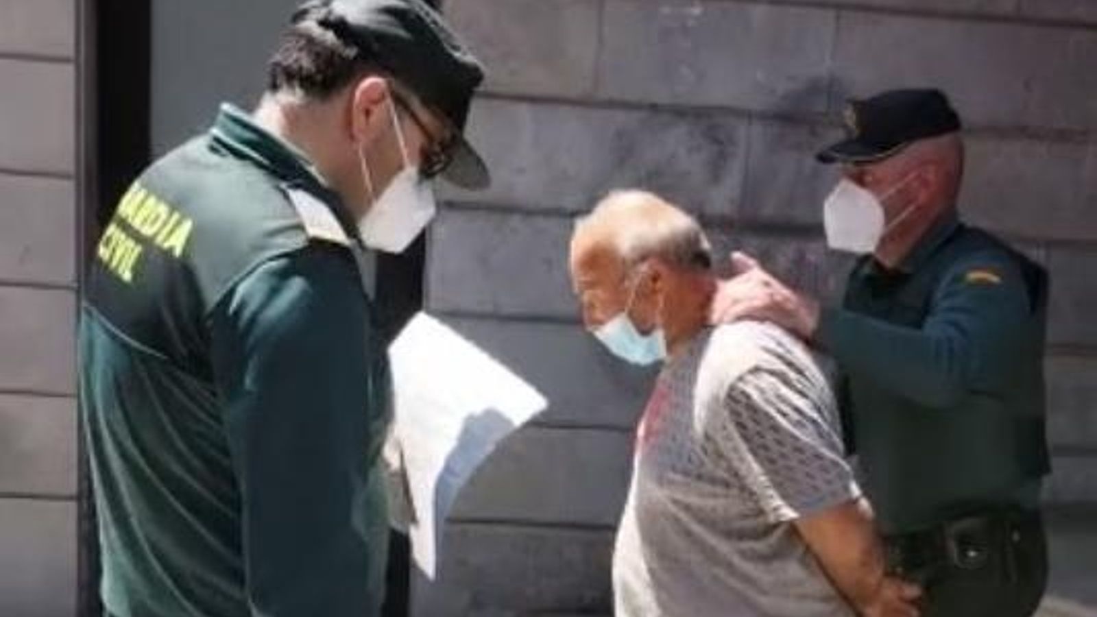 La Guàrdia Civil condueix el detingut a presó després de testificar en els jutjats de Sueca