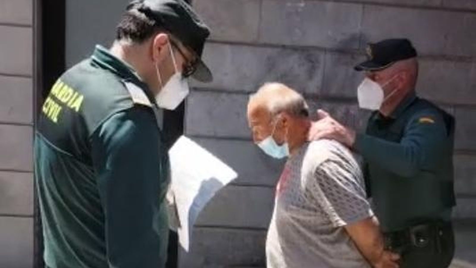 La Guàrdia Civil condueix el detingut a presó després de testificar als jutjats de Sueca La Guàrdia Civil condueix el detingut a presó després de testificar en els jutjats de Sueca