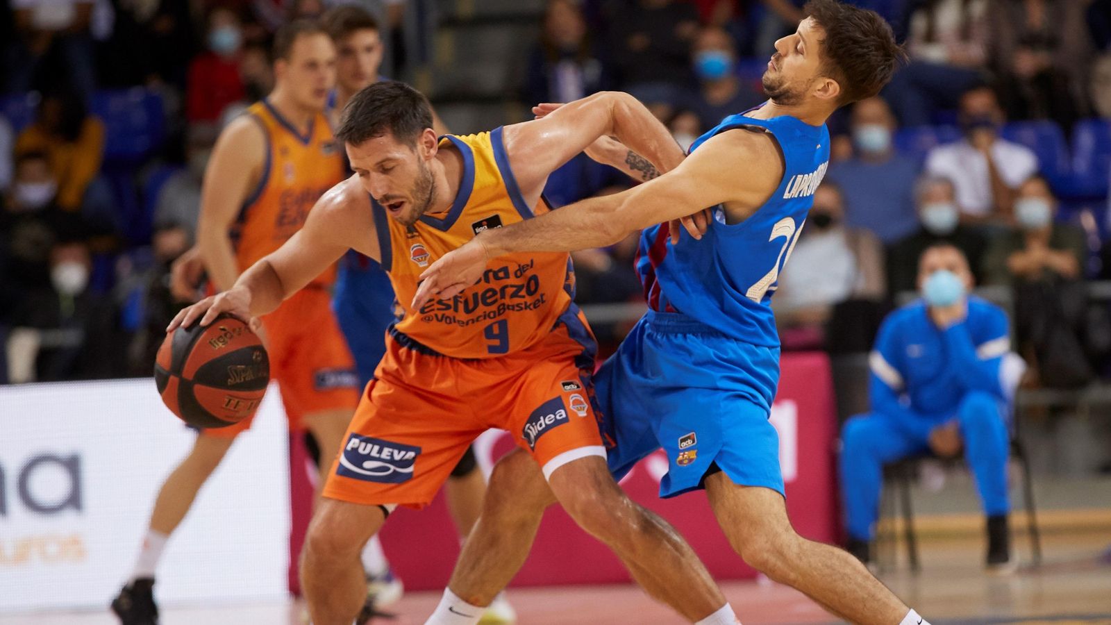 Sam Van Rossom manté la pilota davant la pressió de Laprovittola