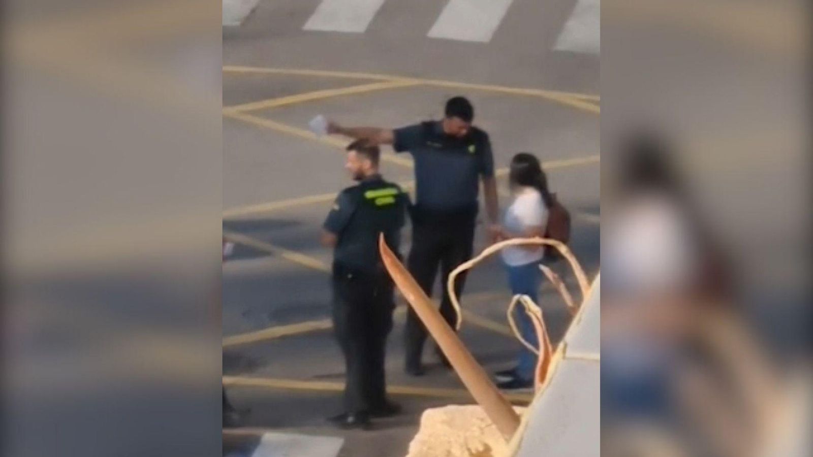 La Guàrdia Civil multa una veïna després de creuar el pas a nivell d'Alfafar amb les barreres baixades