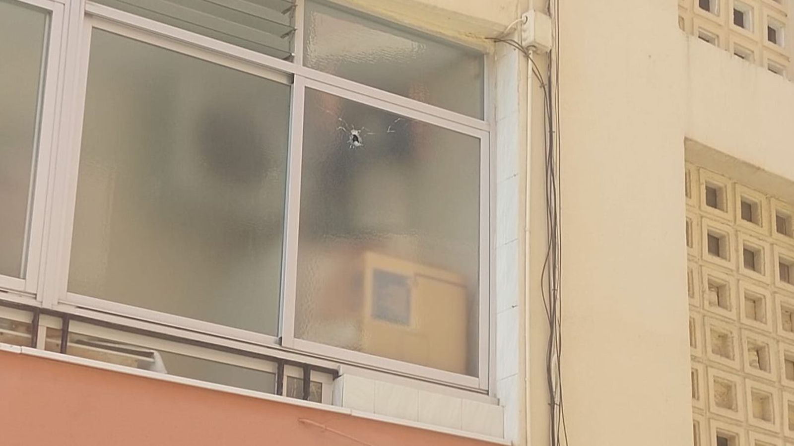Impacte d'una bala en una finestra del barri Mare de Déu del Remei
