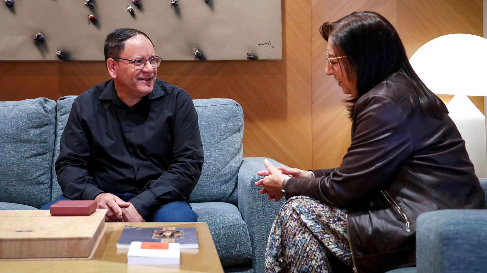 Julián García, el conserge de l'edifici que es va incendiar a Campanar, conversa amb la presidenta de les Corts