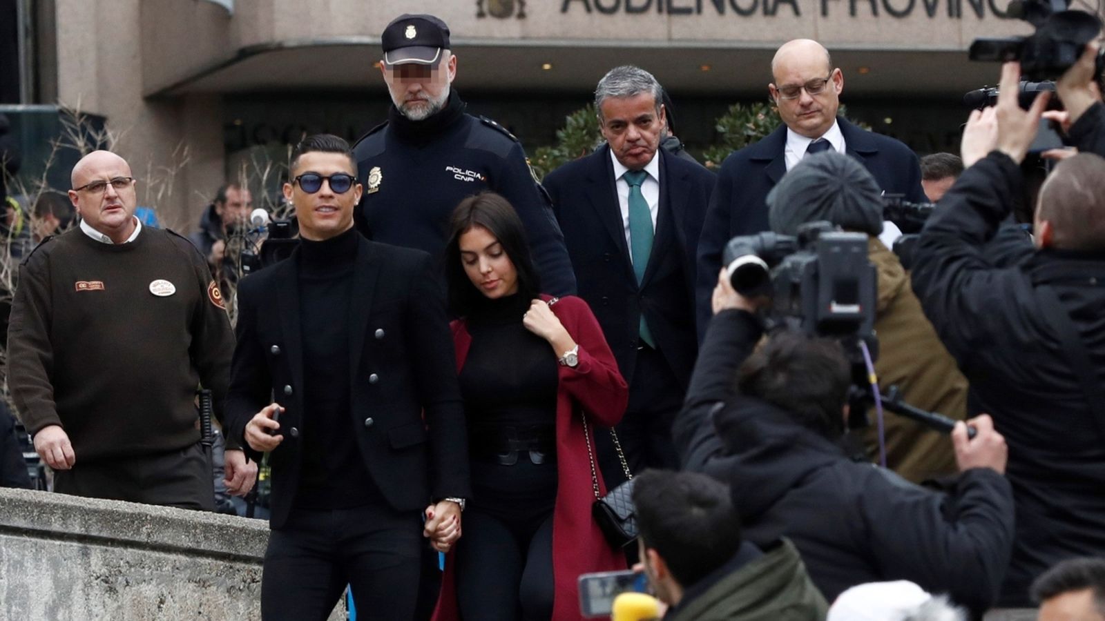 L'exjugador del Reial Madrid Cristiano Ronaldo i la seua parella Georgina Rodríguez, a l'eixida de l'Audiència Provincial de Madrid