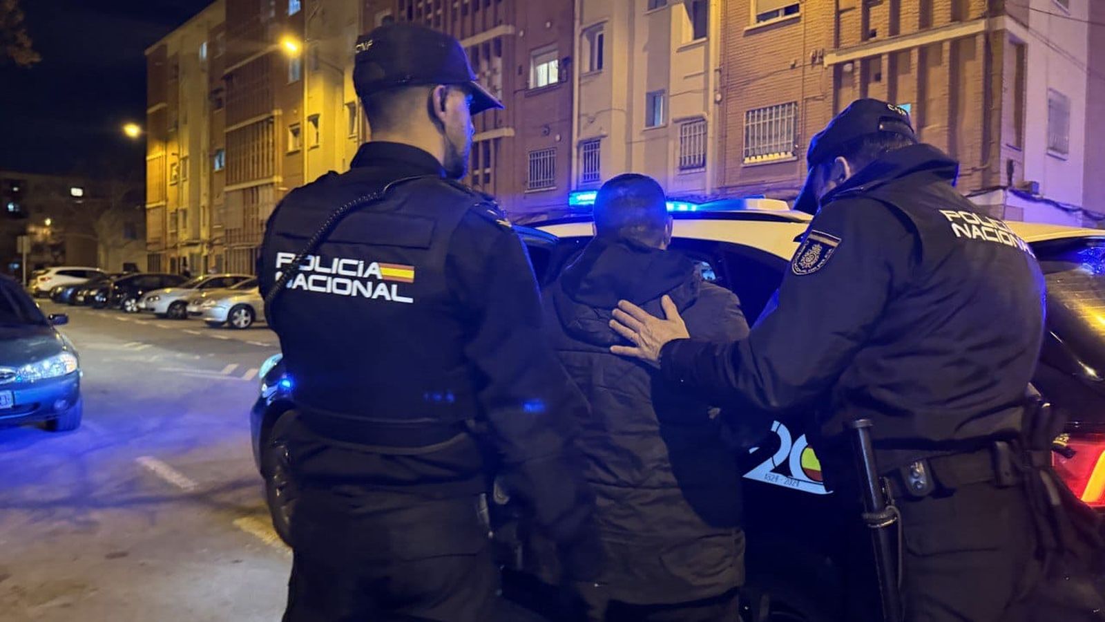 Dos agents treballen en una operació a València contra el consum i venda de drogues al carrer