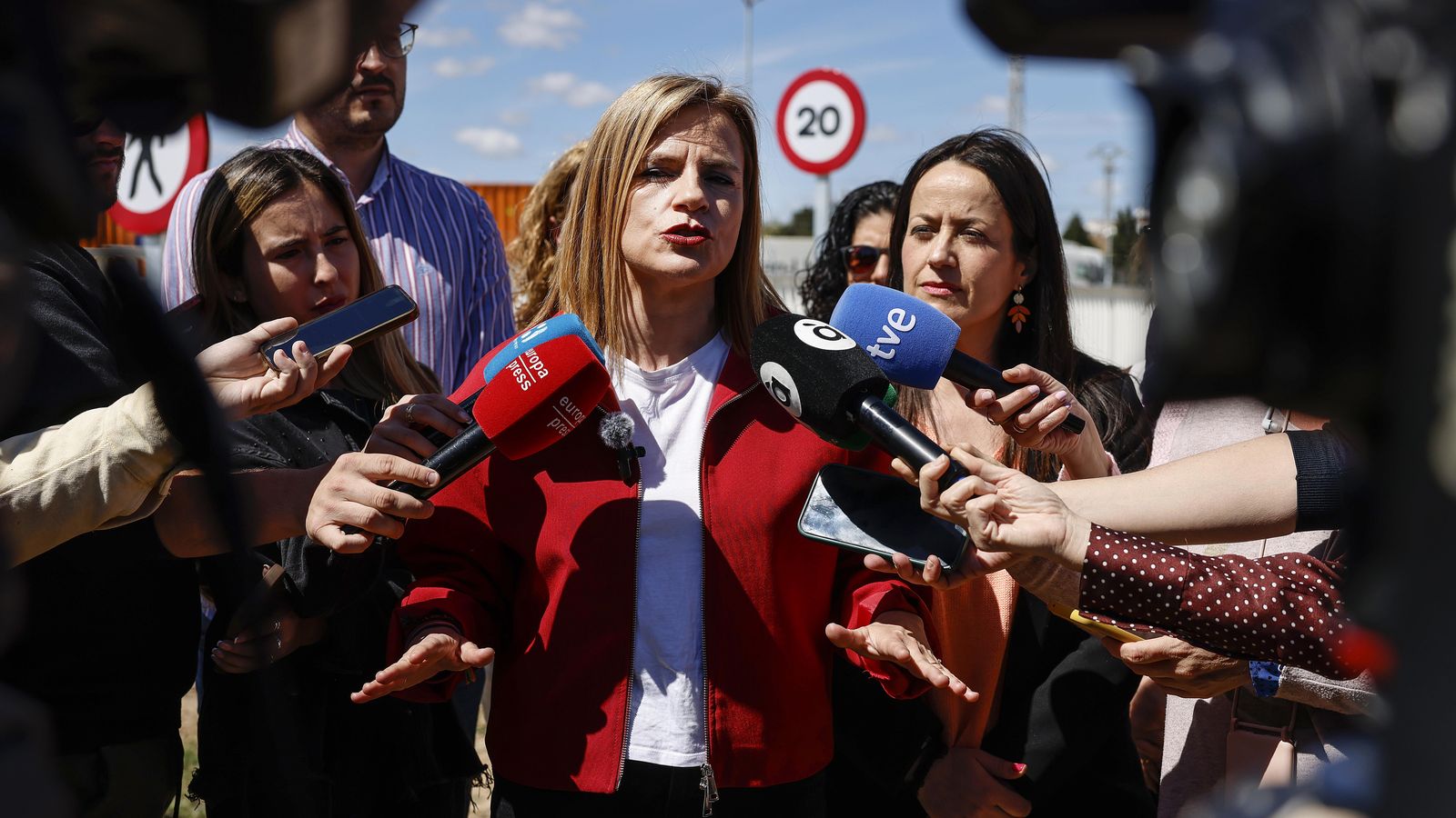 La delegada del Govern, Pilar Bernabé, atén els mitjans a Catarroja