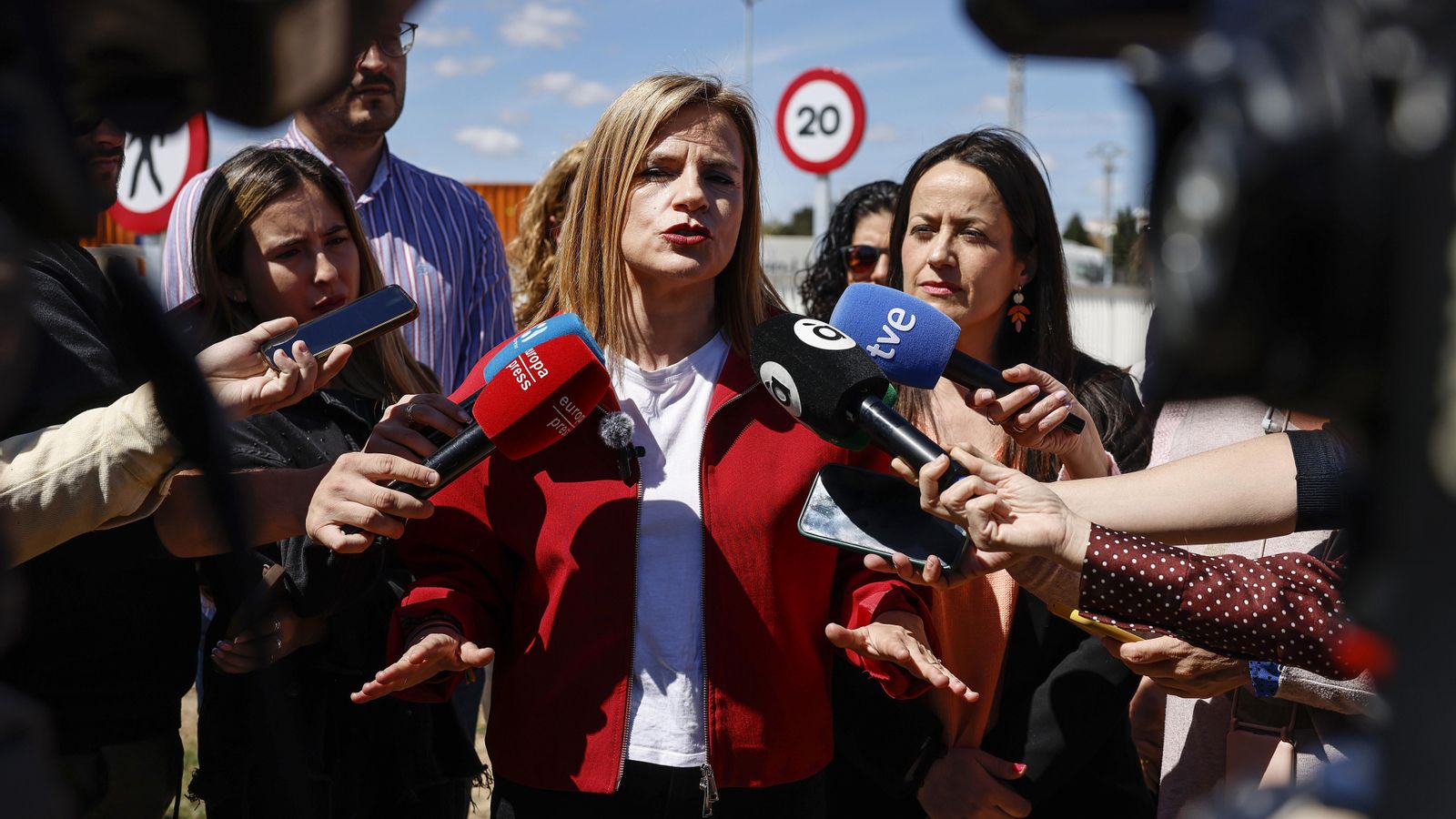 La delegada del govern, Pilar Bernabé, atén els mitjans a Catarroja La delegada del Govern, Pilar Bernabé, atén els mitjans a Catarroja