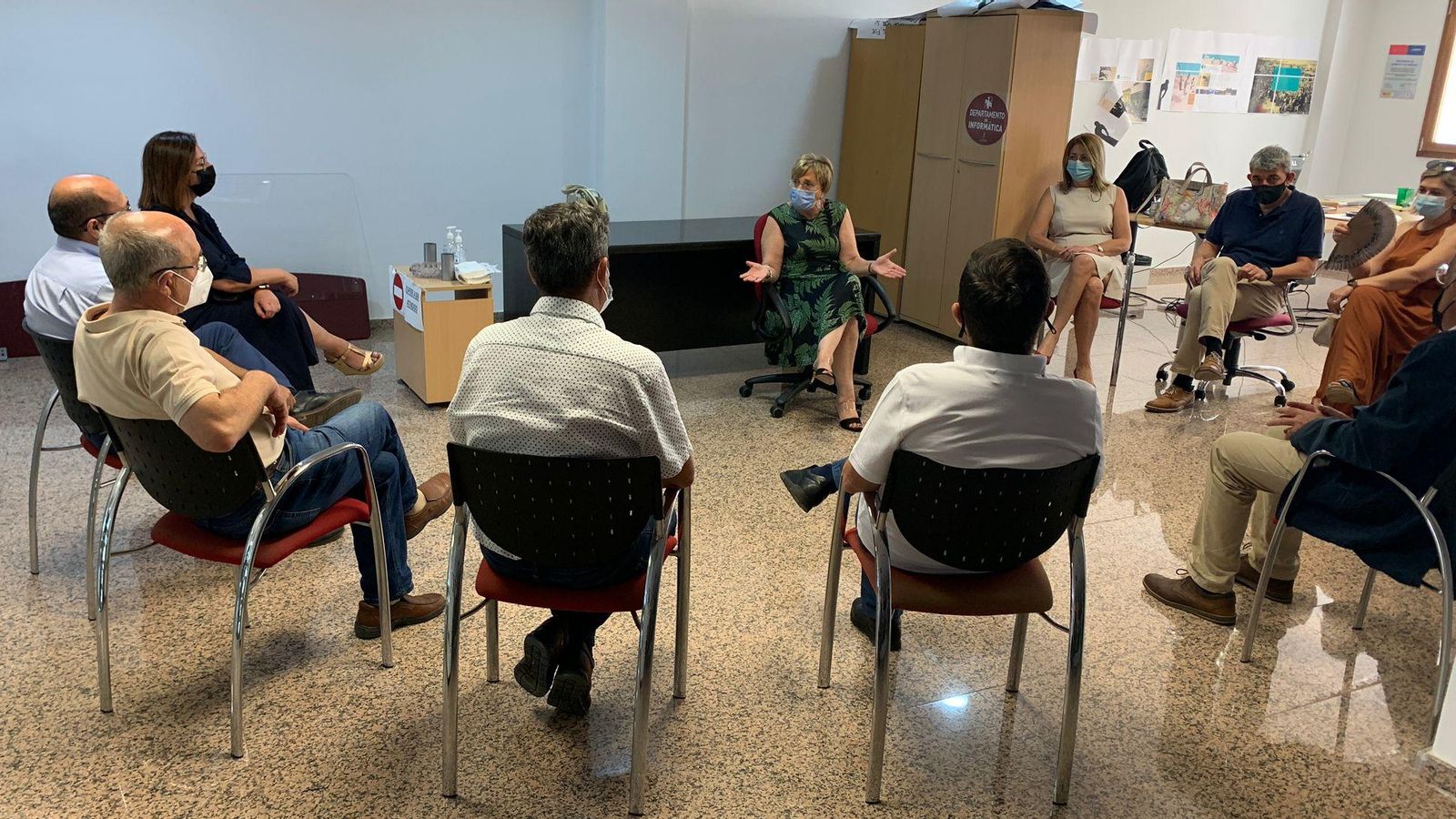 La consellera de Sanitat Universal amb els representants del comité d'empresa, en la reunió que han mantingut aquest dijous