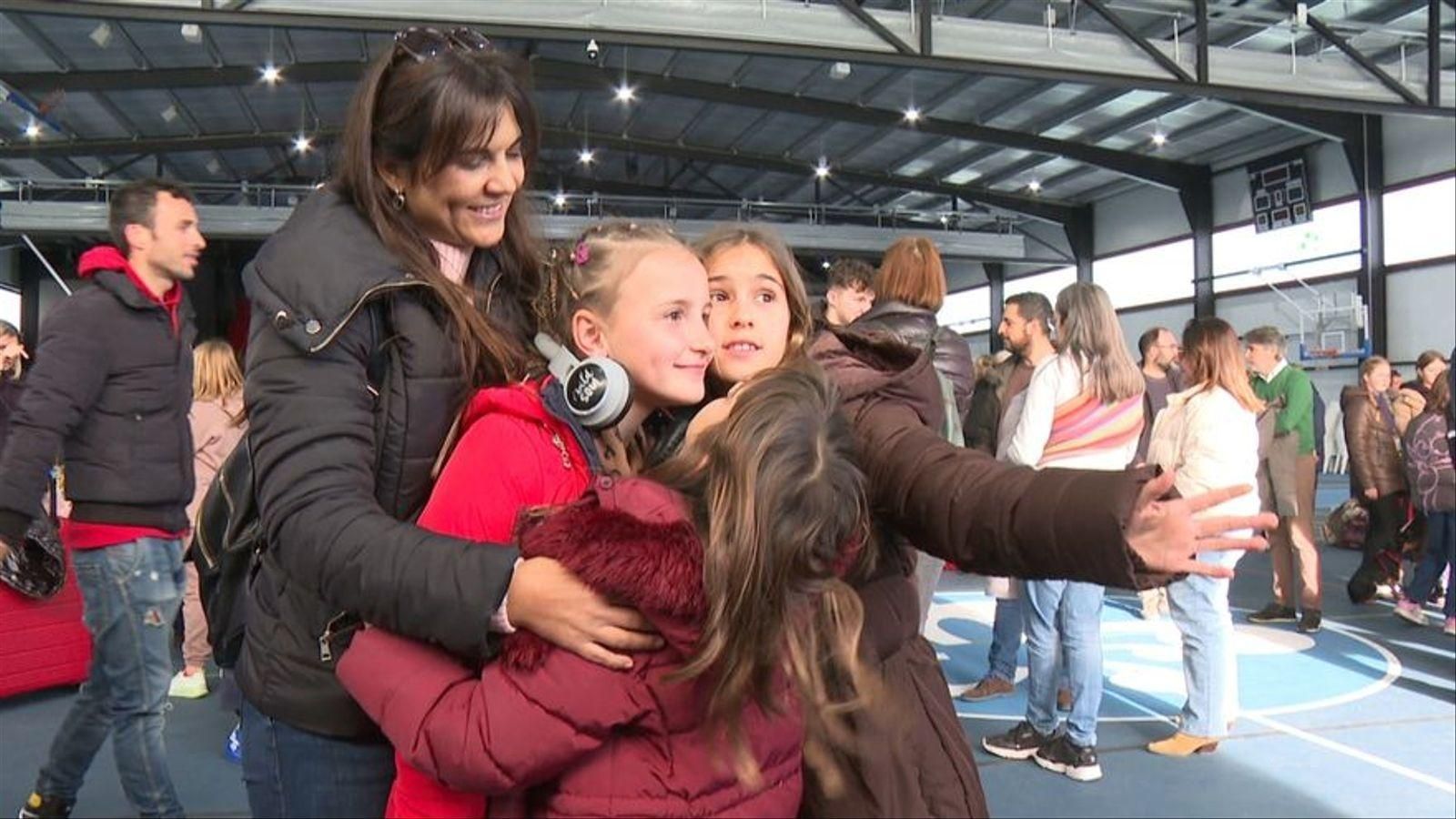 Menors d'Ucraïna acomiadant-se de les seues famílies d'acollida el gener de 2023
