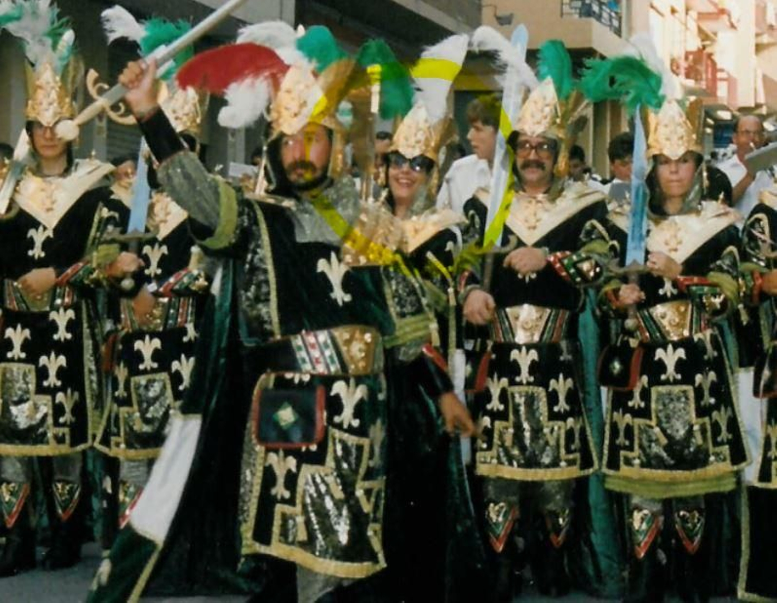 El 1988 les dones van desfilar camuflades amb ulleres