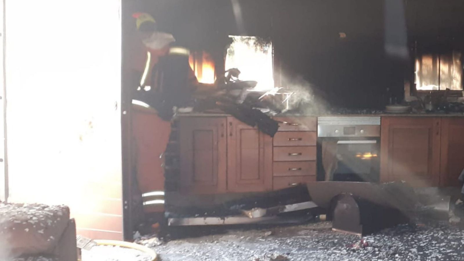 Destrosses a la casa aïllada en què s'ha produït el foc