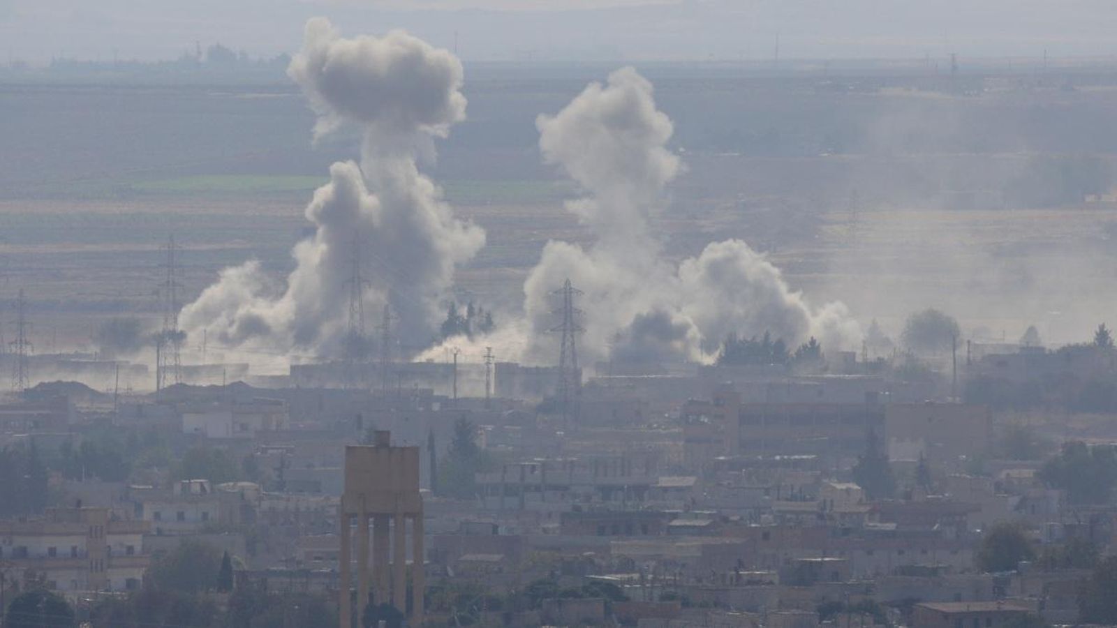 Una columna de fum al municipi sirià de Ras al-Ain vista des de la frontera turca