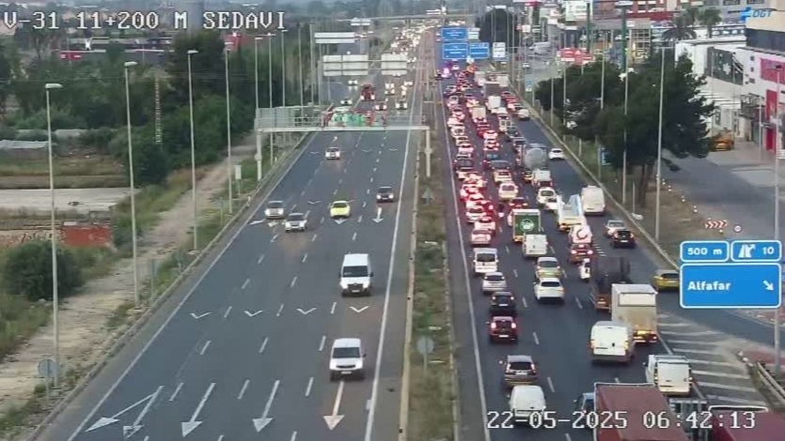 Imatge de la Pista de Silla a primera hora d'este dijous, amb els carrils de sentit entrada totalment col·lapsats