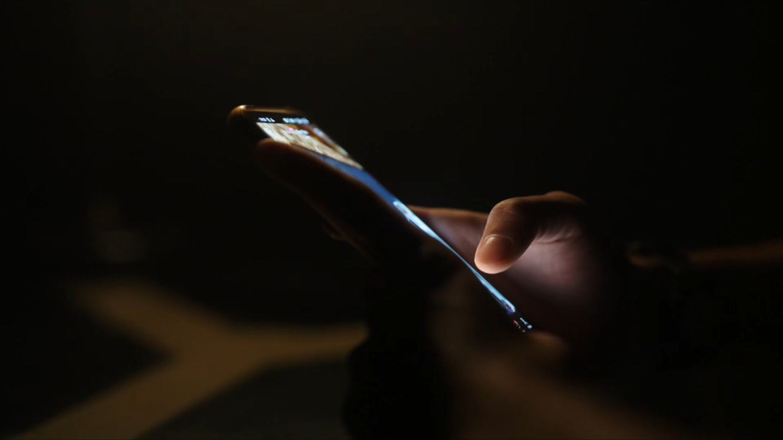 Una persona navega per internet